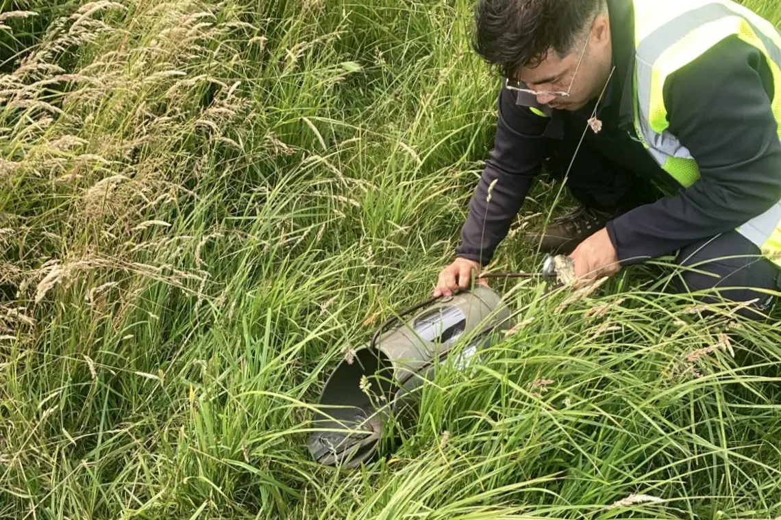 Lorenzo die wildcamera plaatst